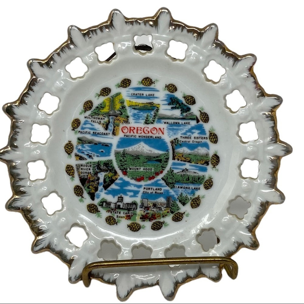 Oregon Pacific Wonderland Souvenir Plate. Vintage. White with Gold Trim.